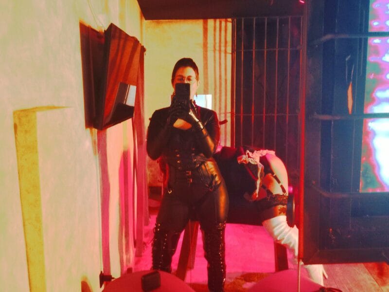 Arquitecta de tus deseos oscuros